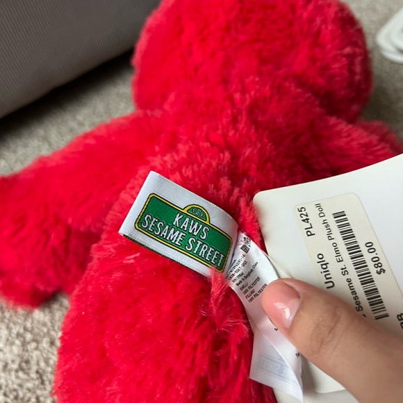 Kaws x uniqulo Elmo plush - Picture 6 of 7